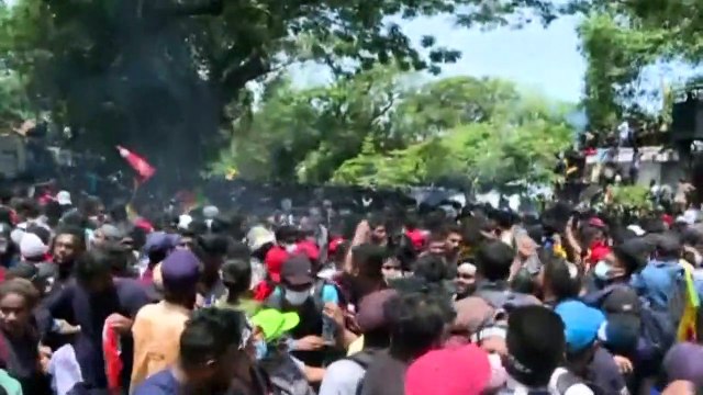الشرطة السريلانكية تطلق الغاز المسيل للدموع على آلاف المتظاهرين أمام مكتب رئيس الوزراء