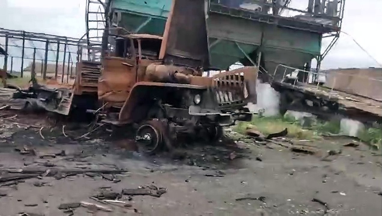 C'est ce qui reste du dépôt militaire russe. Possible qu'il ait été détruit par HIMARS mais je ne peux pas le garantir