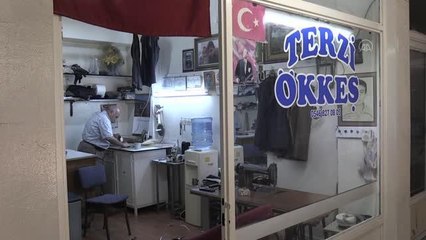Ustasından yadigar kalan dikiş makinesiyle yıllardır terzilik yapıyor