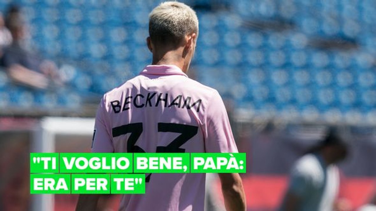 Romeo Beckham segna su un calcio di punizione, come il padre