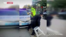 Polis, trafiği durdurup yaşlı adamı yolun karşısına geçirdi