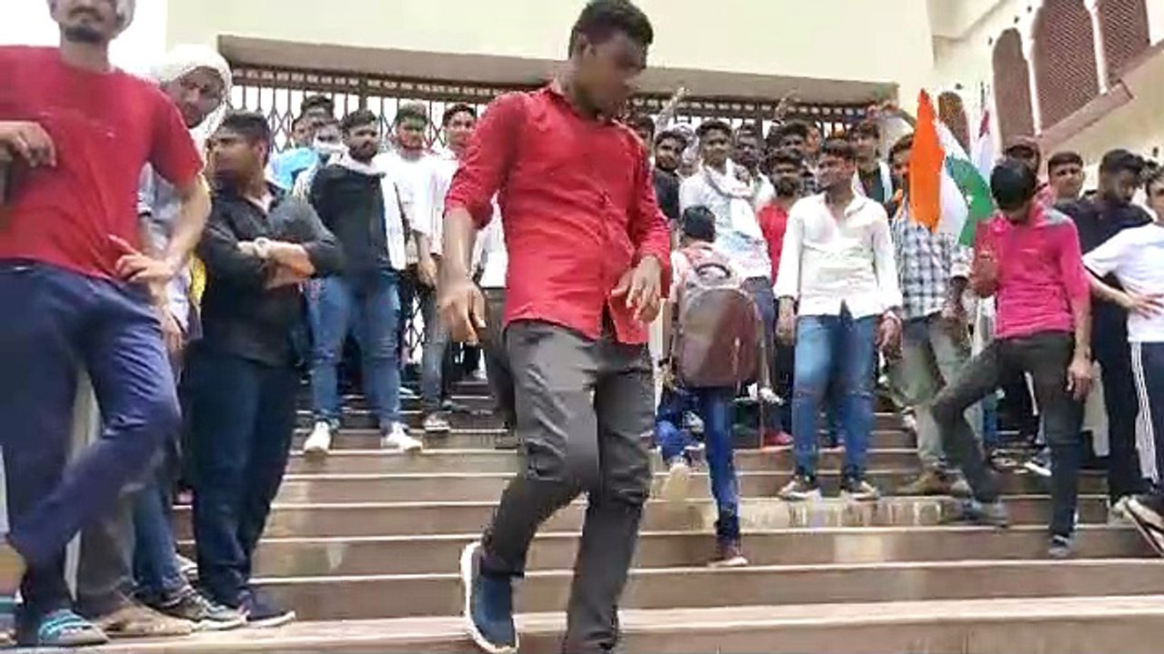 एसएफआई कार्यकर्ताओं ने कुलपति आवास का घेराव कर किया प्रदर्शन, जमकर लगाए नारे