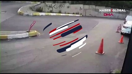 Virajı alamayan otomobil karşıdan gelen araca böyle çarptı