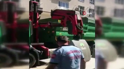 Atık kağıt toplamak isterken gömme çöp konteynerine düştü