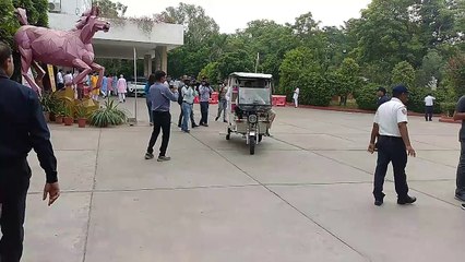 राष्ट्रपति पद की उम्मीदवार द्रौपदी मुर्मू के लिए जयपुर में आयोजित कार्यक्रम में सभागार तक ई— रिक्शा में आए ये वरिष्ठ विधायक कैलाश मेघवाल