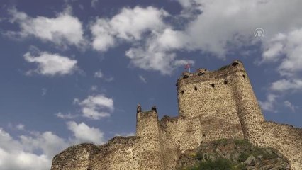 Kanyonun zirvesindeki "Şeytan Kalesi" tatilde ziyaretçilerini ağırlıyor