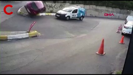 Sarıyer'de virajı alamayan otomobil kaza yaptı