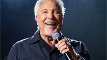 VOICI : Tom Jones : le chanteur de 82 ans s’est-il vraiment effondré sur scène ? Il rétablit la vérité