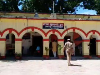 Balrampur में दबंग दारोगा की गुंडई, सबके सामने युवक पर तानी पिस्टल