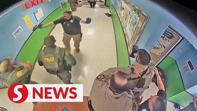 Video shows hesitant US police response to Uvalde, Texas school shooting