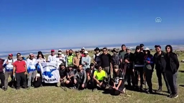 Van Gölü'ndeki kirliliğe dikkat çekmek için Süphan Dağı'na tırmandılar