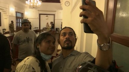 المتظاهرون في سريلانكا يقتحمون قاعة مجلس الوزراء