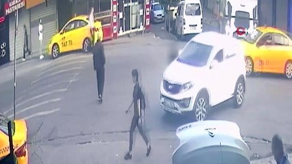 Çöp kamyonu adamı ezdi! Feci kaza kamerada