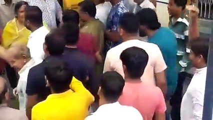 देखें Video फर्जी मतदान को लेकर भाजपा और कांग्रेस प्रत्याशी समर्थकों में मारपीट