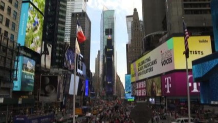 Sugli schermi di Times Square le foto del telescopio Webb