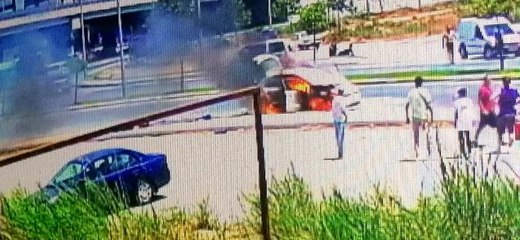 Seyir halinde alev alan otomobilden valizlerini böyle kurtardı