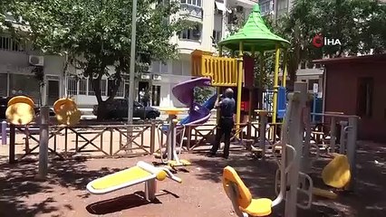 Genç kadın yaptıklarıyla mahalleliyi canından bezdirdi...Çöple evini ve balkonunu doldurdu, vatandaşları taş yağmuruna tuttu