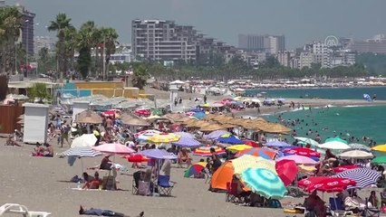 Antalya sahillerinde bayram tatili yoğunluğu