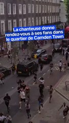 Des centaines de personnes poursuivent Nicki Minaj dans les rues de Londres