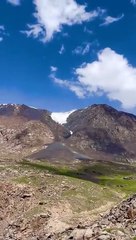 Un groupe de randonneurs face une avalanche (Kirghizistan)
