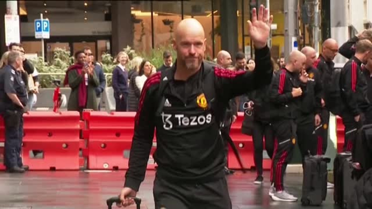 Joyous fans greet Man United in Melbourne