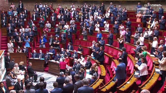 الحكومة الفرنسية الجديدة تواجه أولى نكساتها في الجمعية الوطنية