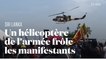 En pleine crise au Sri Lanka, un hélicoptère de l'armée survole une manifestation en rase-mottes