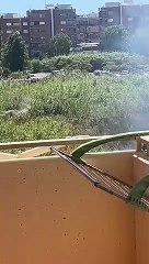 Une femme donne un coup de main pour éteindre un incendie en bas de son immeuble