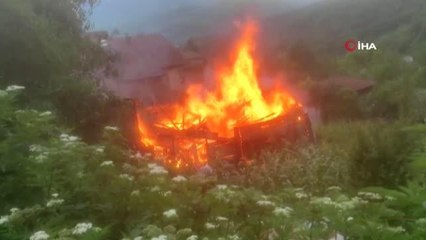 İki katlı ahşap ev alevlere teslim oldu, anne ve oğlu son anda kurtuldu