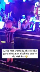Un enfant demande un shot au bar et tombe sur la serveuse la plus cool
