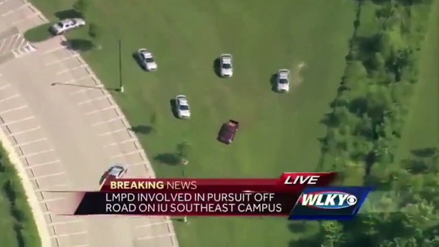 Un suspect esquive les voitures de police pendant une course poursuite incroyable