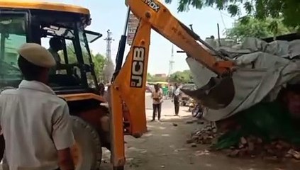 टिन शैड व झोंपड़ी रूप में रखे अतिक्रमण हटाए, ठेला गाडे किए जब्त