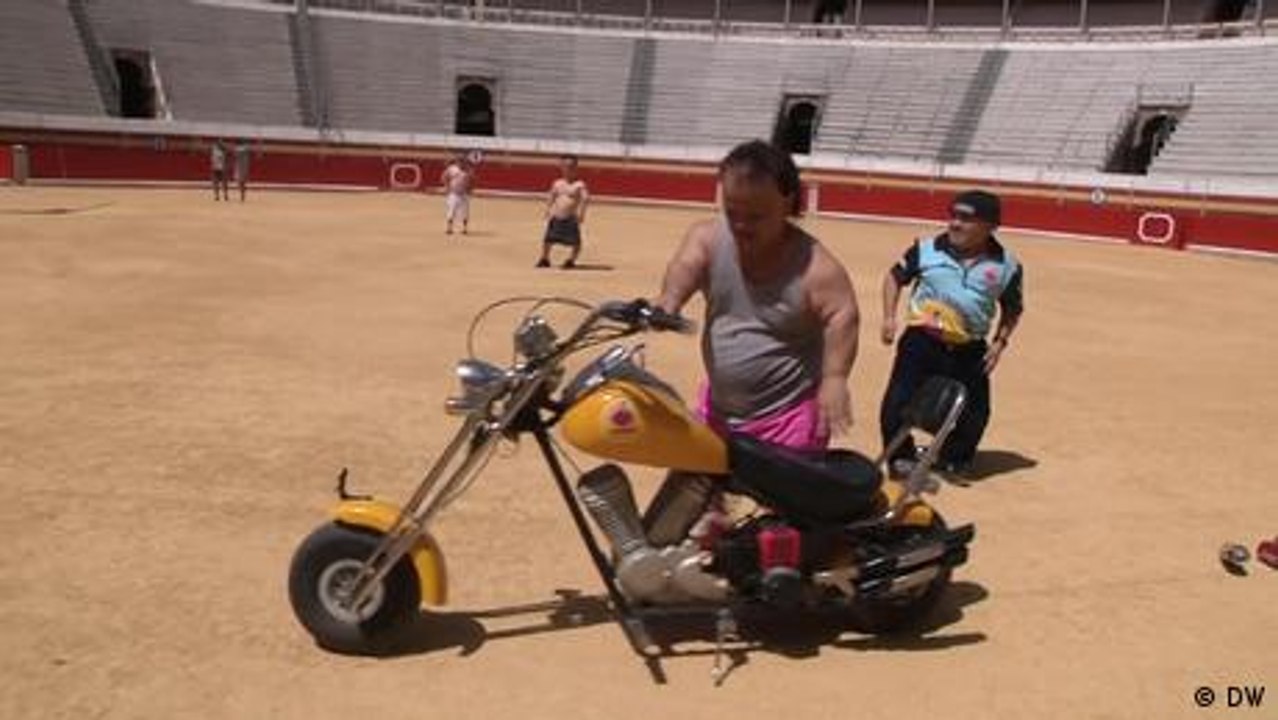 Kleinwüchsige Torreros als Clowns