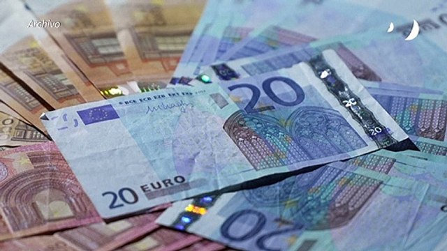 El euro cae brevemente por debajo del dólar por primera vez desde finales de 2002
