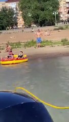 Acidente envolvendo bote puxado por lancha e jet ski causa morte na Rússia