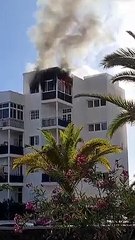 Incendio en Arona: una columna de humo se divisa a cientos de metros