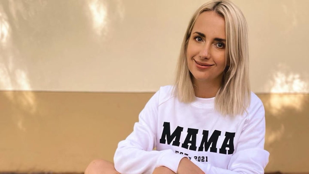 Anna Heiser zeigt ihren kleinen Babybauch