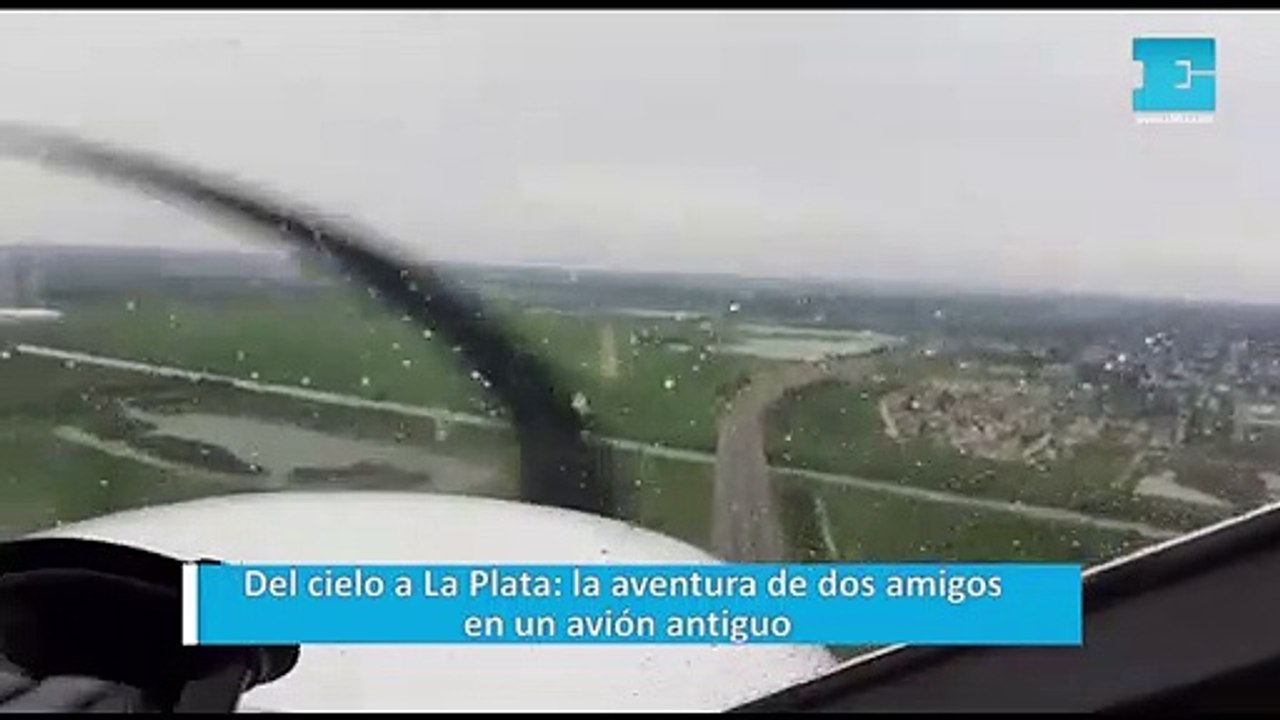 Del cielo a La Plata: la aventura de dos amigos en un avión antiguo