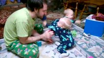 Des bébés jumeaux et des frères et sœurs mignons jouant ensemble des vidéos feront de votre journée