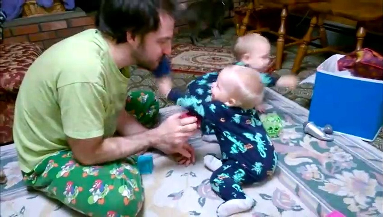 Des bébés jumeaux et des frères et sœurs mignons jouant ensemble des vidéos feront de votre journée