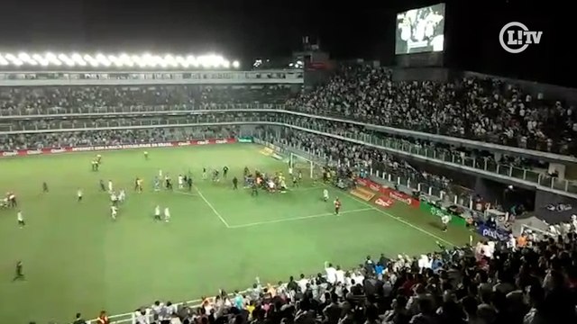 Torcedores do Santos invadem o gramado da Vila e tentam agredir goleiro Cássio