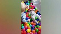 Les bébés jumeaux les moments les plus drôles et mignons 2020 - Vidéos les plus drôles à la maison