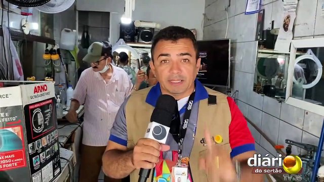 Com salão-oficina, cabeleireiro inventa ar-condicinado e atrai muitos clientes no Vale do Piancó