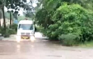 Maharashtra: Ambulance driver drops a pregnant lady to the health center neglecting heavy rain