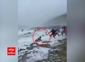 દરિયાનું રૌદ્ર સ્વરૂપઃ એક જ થપાટે યુવતી સહિતના લોકો ગબડી પડ્યા, દરિયો બેને તાણી ગયો, Viral Video