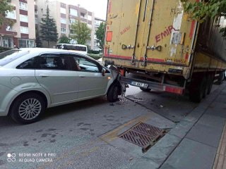 Park halindeki tırın altına otomobiliyle giren sürücü ucuz kurtuldu