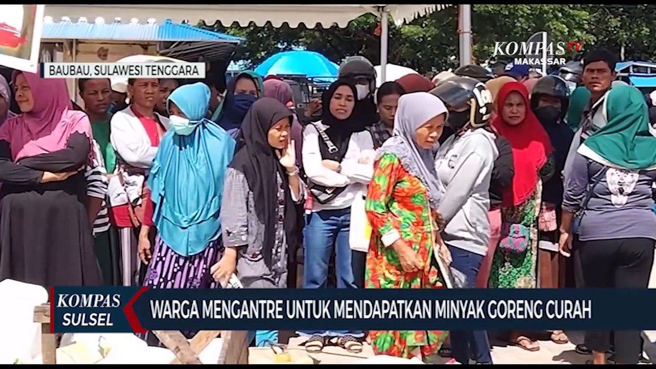 Warga Mengantre Untuk Mendapatkan Minyak Goreng Curah