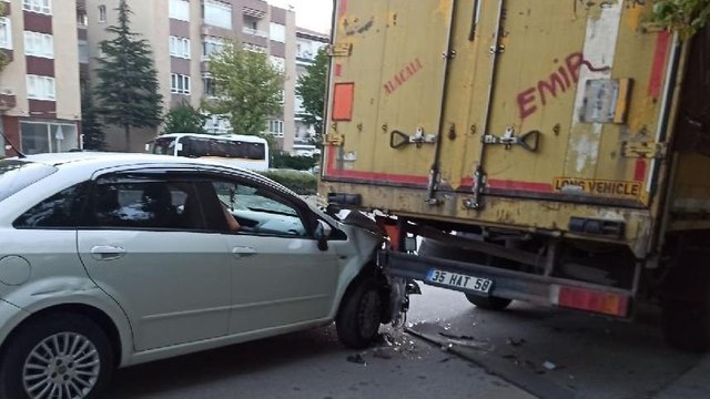 Aracıyla park halindeki TIR’ın altına girdi