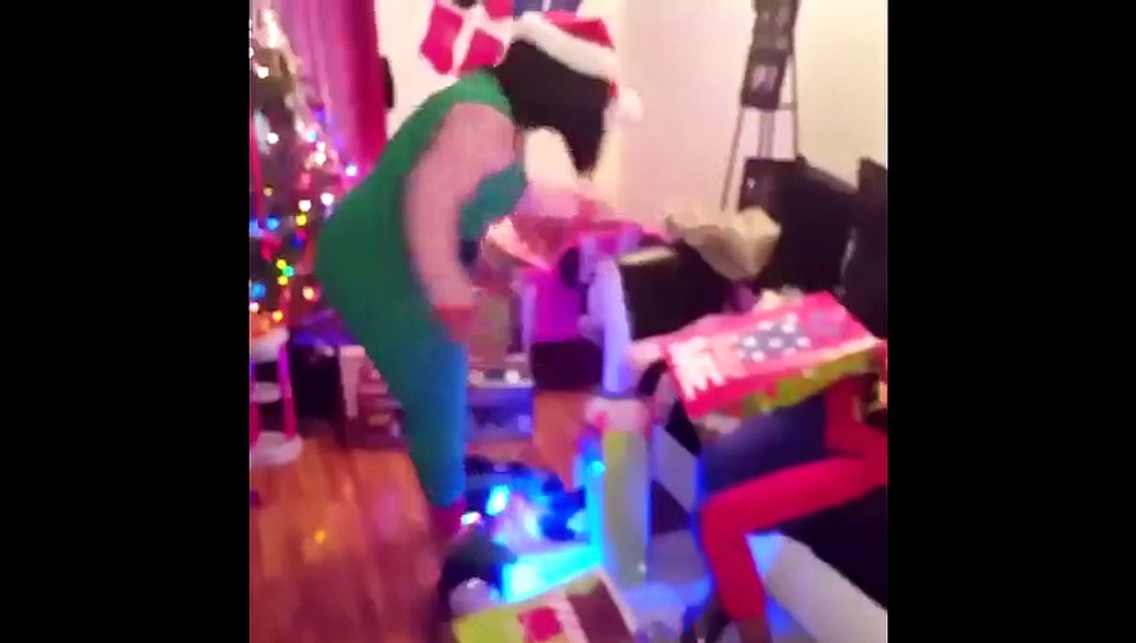 Arbre de Noël et Père Noël drôles échouent - Les enfants de Noël les plus drôles