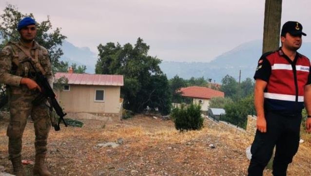 Askerler, yangın nedeniyle tahliye edilen evlerin önünde tedbir amaçlı nöbet tutuyor